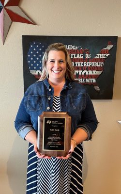 Kelli Back holding her award